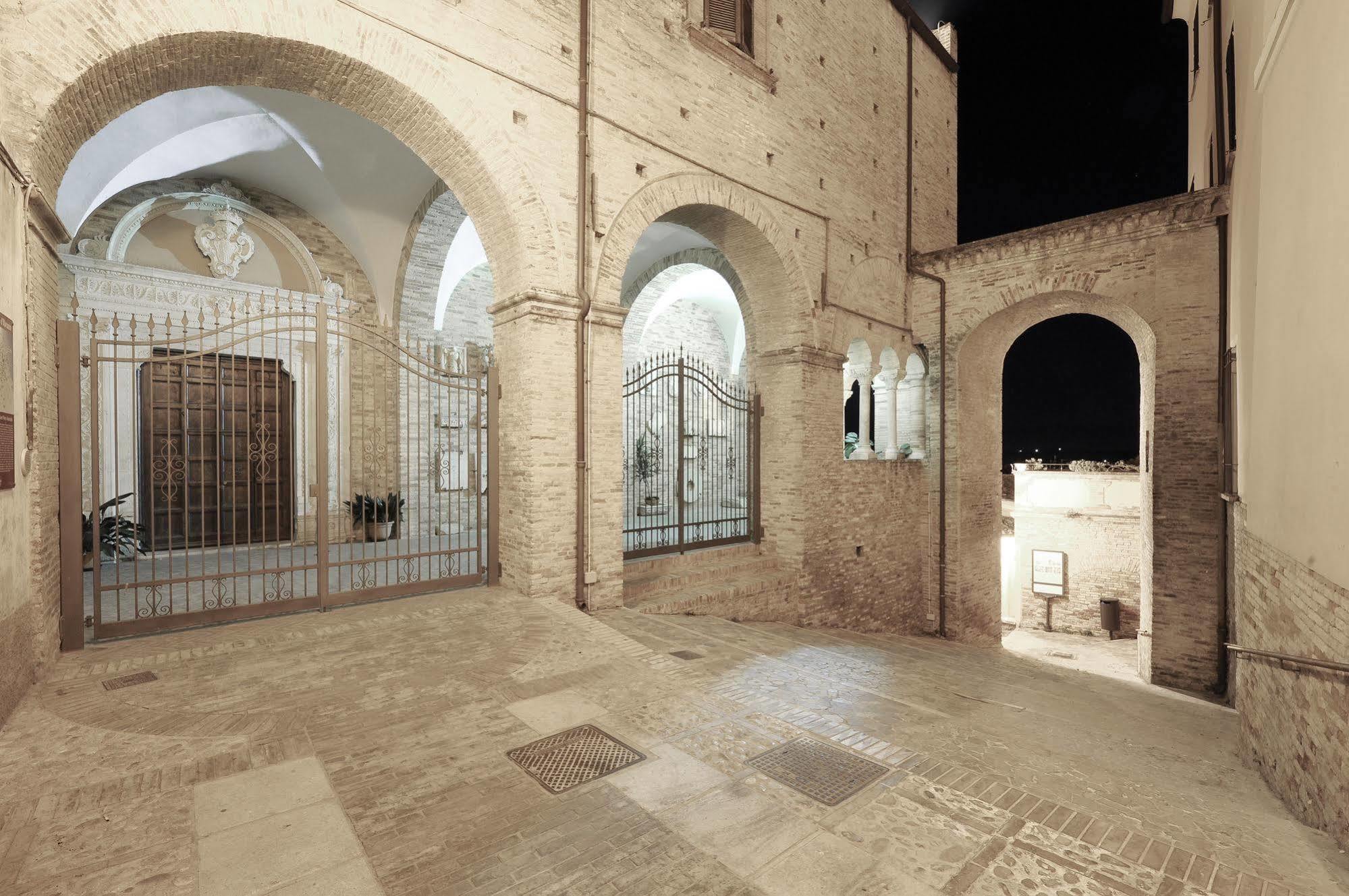 فندق Castello Chiola Dimora Storica لوريتو أبروتينو المظهر الخارجي الصورة